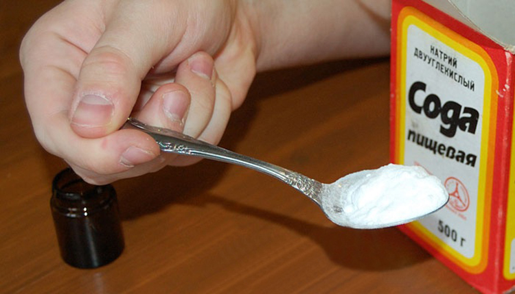 Un cucchiaio di soda per preparare una soluzione sbiancante