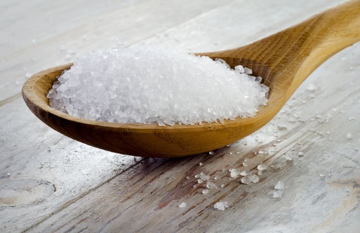 Cucchiaio di legno con sale grosso per lavare