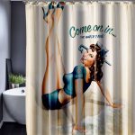 Tenda nel bagno di un giovane uomo