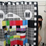 Rete eterea su una tenda nel bagno di una ragazza