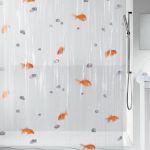 Tenda traslucida con pesci dipinti