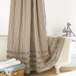 Tenda in tessuto in un bagno moderno