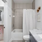 Design del bagno allungato