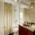 Enorme specchio all'interno di un bagno combinato