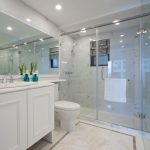 Grande specchio sopra il lavandino del bagno