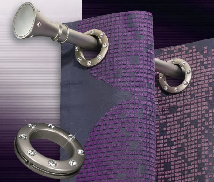 Occhielli con decoro su una tenda viola