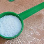 50 grammi di detersivo in polvere in un misurino verde