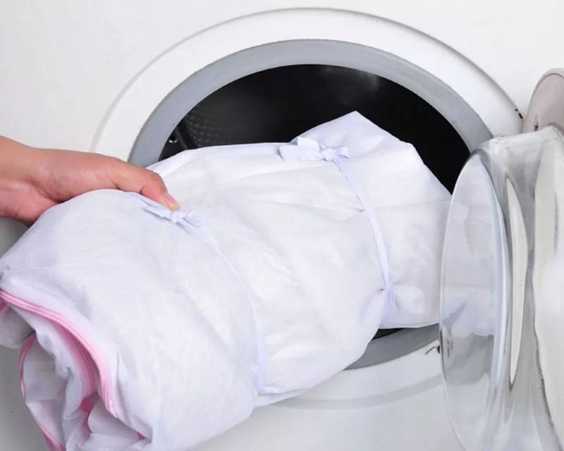 Lavare il tulle delicato in un sacchetto speciale