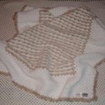 Coperta lavorata a maglia color caffè latte per le dimissioni