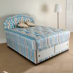 Letto morbido con rivestimento e materasso dello stesso colore