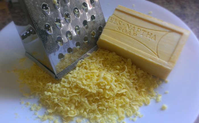 Macinare una saponetta su una grattugia per bucato