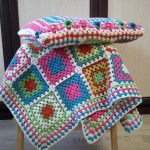 Coprisgabello e cuscino nello stesso stile realizzati con quadrati