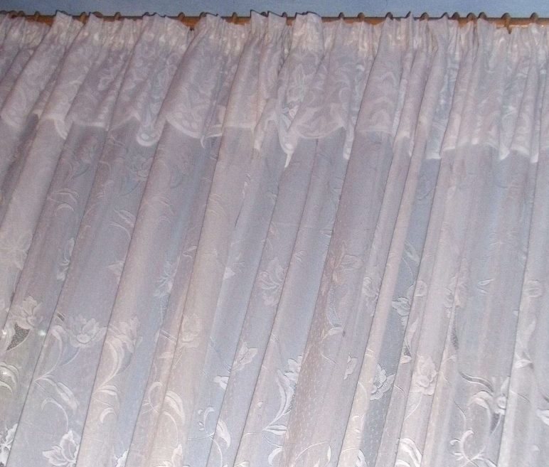 Tulle bianco sulla cornice dopo l'inamidamento