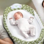 Un dispositivo essenziale per i bambini che non dormono nella propria culla: il bozzolo