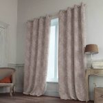 Tende delicate con fiori bianchi su sfondo beige