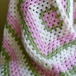 Una coperta delicata per le dimissioni da un grande quadrato della nonna