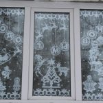 Decorazione della finestra di Capodanno con tulle