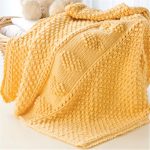 Coperta volumetrica gialla con motivo a cuori