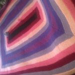 Enorme coperta lavorata a maglia con filato di sei colori