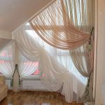 Un modello originale e insolito di tende per finestra triangolare