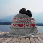 Originale coperta lavorata a maglia in filato bicolore con motivo a cuore
