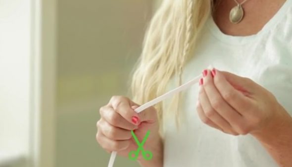 Tagliare l'elastico e fissarlo con degli spilli