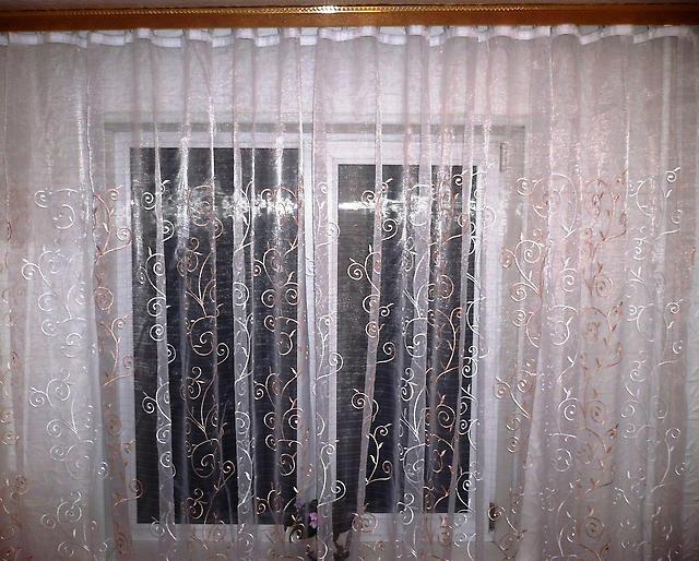 Appendere il tulle su un bastone per tende per farlo asciugare