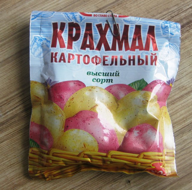 Un sacchetto di fecola di patate per incollare il tulle alle finestre