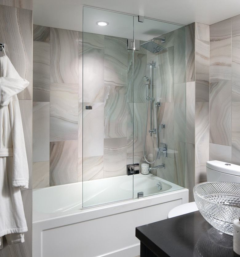 Interno del bagno con parete divisoria in vetro