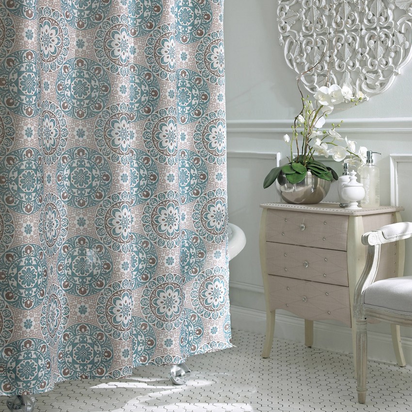 Tenda delicata con un bellissimo motivo nel bagno