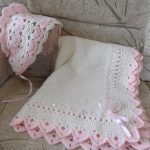 Coperta e cappello nei toni del bianco e del rosa