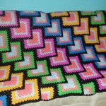 Coperta realizzata con quadrati della nonna lavorati a maglia in diagonale