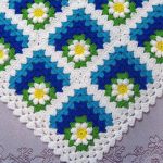 Coperta realizzata con quadrati angolari della nonna con fiori