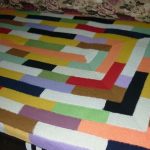 Coperta realizzata con filato multicolore avanzato utilizzando la tecnica a 10 anelli