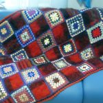Una coperta per il divano realizzata con i quadrati lavorati a maglia della nonna abbinati a quadrati di lana