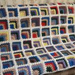 Coperta per divano da quadrati d'angolo all'uncinetto