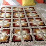 Coperta fatta a mano nei toni del beige e del marrone
