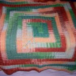 Coperta lavorata a maglia con i resti di fili di diversi colori