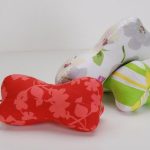 Il cuscino Bone Pillow offre comfort al collo mentre si legge o si guarda la TV.