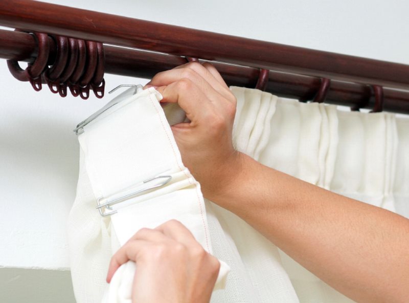 Fissaggio della tenda agli anelli di una cornice rotonda