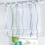 Tende a strisce in velcro per una piccola finestra