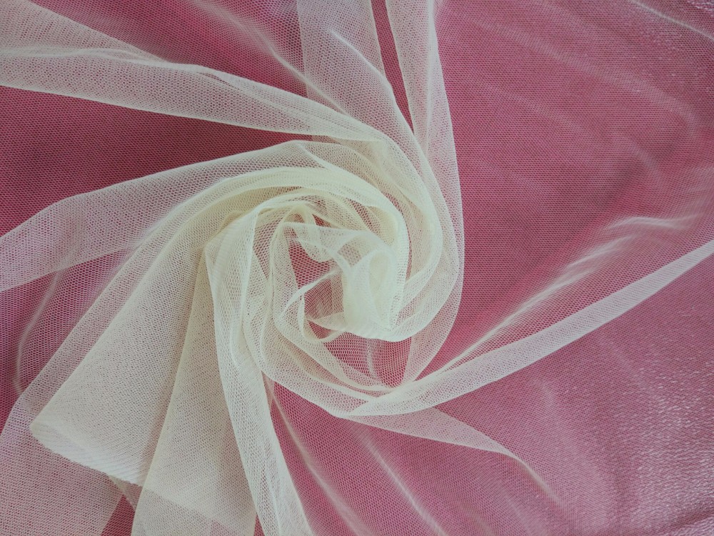Tulle ingiallito realizzato in tessuto di nylon sottile