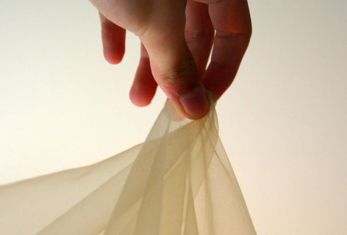 Tulle ingiallito fatto di fili di nylon