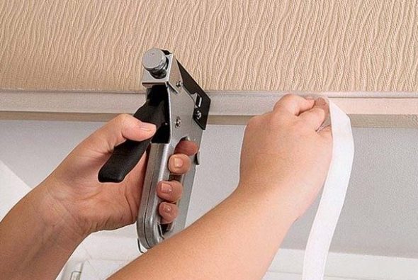 Attacchiamo il velcro al blocco