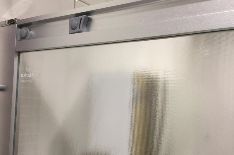 Parete doccia in vetro con profilo in alluminio