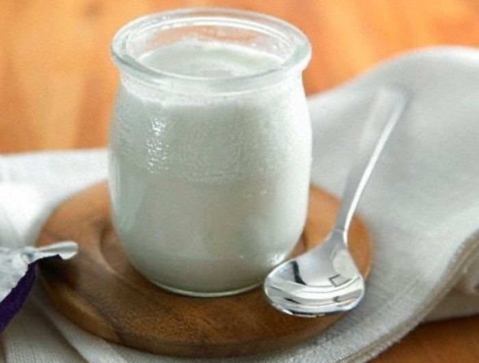 Un barattolo di yogurt rustico per sbiancare i tessuti