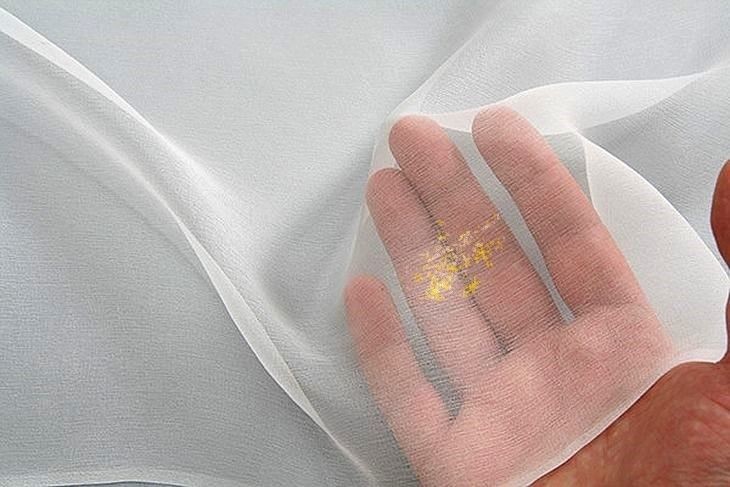 Macchia gialla su tulle bianco traslucido