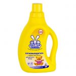 Flacone giallo con smacchiatore per vestiti per bambini