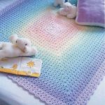 Coperta Granny Square lavorata a maglia arcobaleno