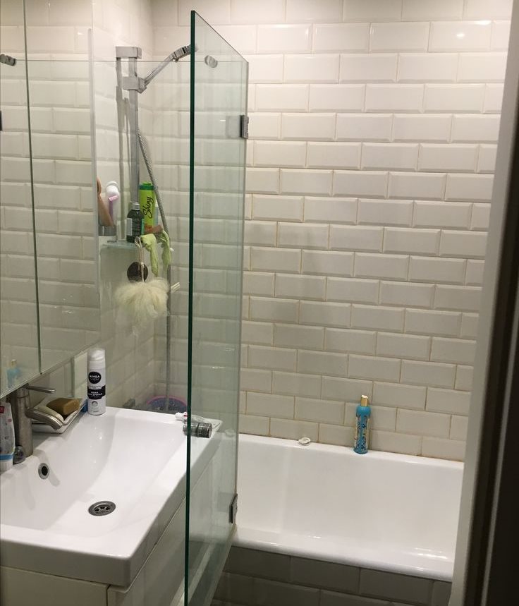 Porta in vetro di una parete divisoria incernierata in un bagno